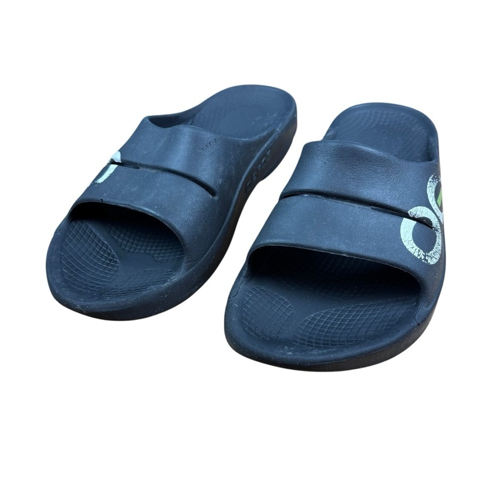 OOFOS Unisex Ooahh Sports Slide Sandals in black with green accents Men’s 8/W 10